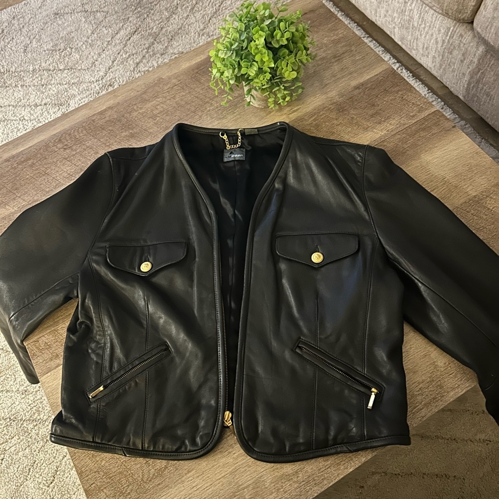 Elegant Black Leather Jacket - Picture 4 of 8